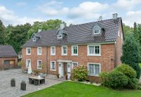 Dachziegel J11v in maronenbraun hier eine Drohnenaufnahme mit Komplettansicht und Terrasse