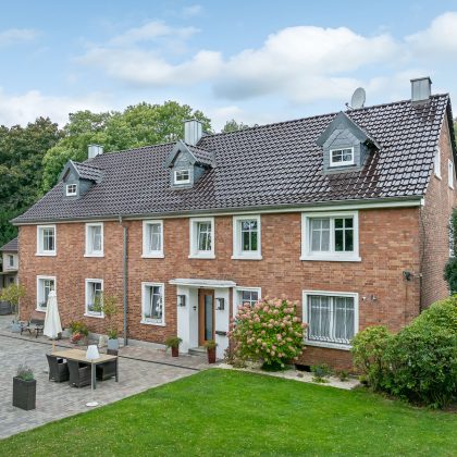 Dachziegel J11v in maronenbraun hier eine Drohnenaufnahme mit Komplettansicht und Terrasse