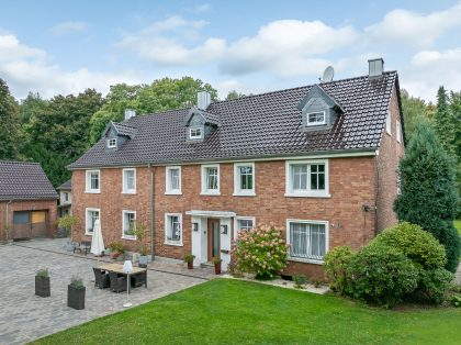 Dachziegel J11v in maronenbraun hier eine Drohnenaufnahme mit Komplettansicht und Terrasse