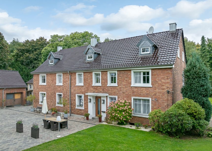 Dachziegel J11v in maronenbraun hier eine Drohnenaufnahme mit Komplettansicht und Terrasse