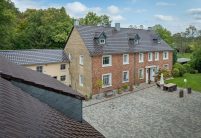 Dachziegel J11v in maronenbraun hier eine Drohnenaufnahme mit Komplettansicht samt Nebengebäude