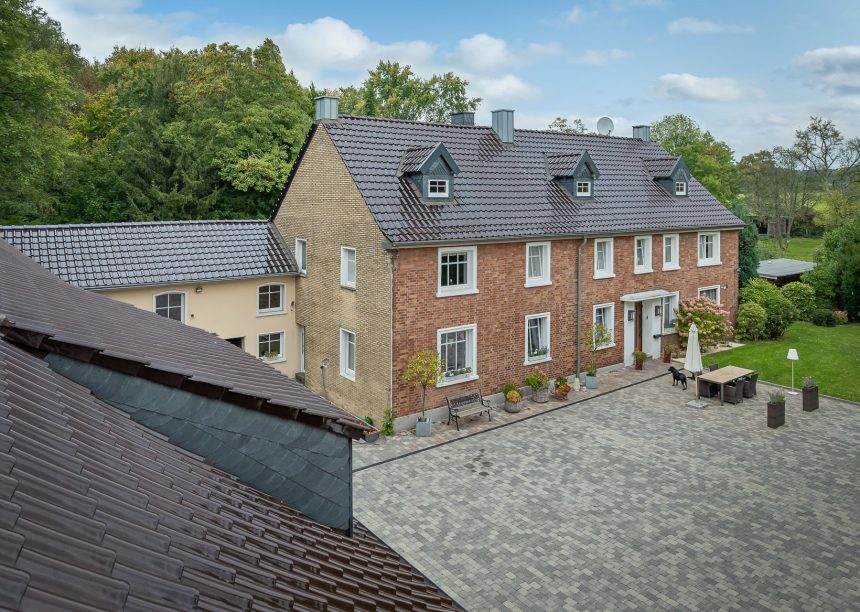 Dachziegel J11v in maronenbraun hier eine Drohnenaufnahme mit Komplettansicht samt Nebengebäude