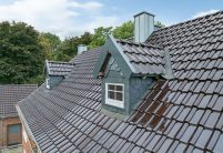 Dachziegel J11v in maronenbraun hier die Detailansicht vom Deckbild und Gaube mit Kehle