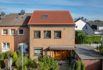 PV Lösung Solarziegel hier in rotbraun, mit Garteneinblick im gesamten fotografiert