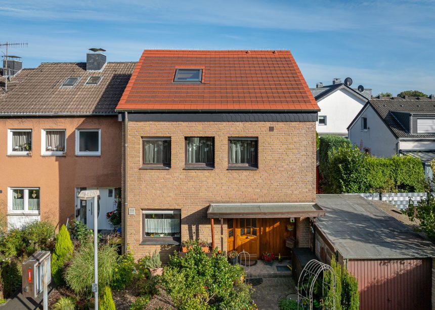 PV Lösung Solarziegel hier in rotbraun, mit Garteneinblick im gesamten fotografiert