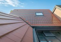 PV Lösung Solarziegel hier in rotbraun, Dachkehle mit Ziegelfläche vom Stylist und Stylist-PV