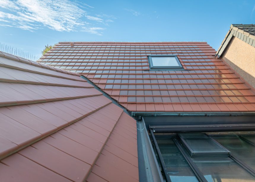 PV Lösung Solarziegel hier in rotbraun, Dachkehle mit Ziegelfläche vom Stylist und Stylist-PV