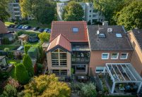 PV Lösung Solarziegel hier in rotbraun, das gesamte Referenzobjekt Reiheneckhaus per Drohne