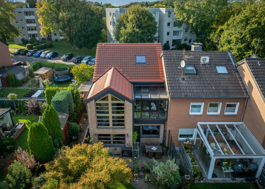 PV Lösung Solarziegel hier in rotbraun, das gesamte Referenzobjekt Reiheneckhaus per Drohne