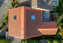 PV Lösung Solarziegel hier in rotbraun aus der Vogelperspektive_ Doppelhaus/Reihenaus