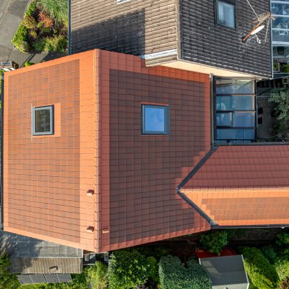 PV Lösung Solarziegel hier in rotbraun aus der Vogelperspektive_ Doppelhaus/Reihenaus