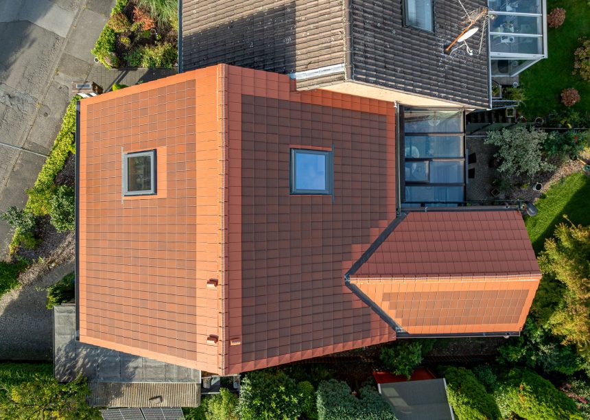 PV Lösung Solarziegel hier in rotbraun aus der Vogelperspektive_ Doppelhaus/Reihenaus