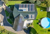 per Drohne fotografiert: Dach mit Ziegelmodell J13v in tannengrün, einem sehr edlen Dunkelgrün, hier in der Gesamtansicht aus der Vogelperspektive