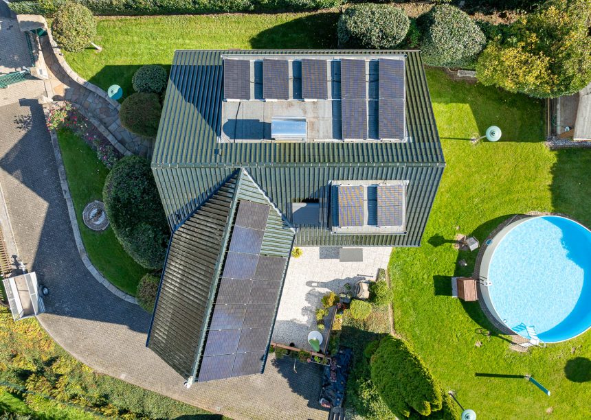 per Drohne fotografiert: Dach mit Ziegelmodell J13v in tannengrün, einem sehr edlen Dunkelgrün, hier in der Gesamtansicht aus der Vogelperspektive