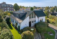 Dach mit Ziegelmodell J13v in tannengrün, einem sehr edlen Dunkelgrün, hier in der Gesamtansicht