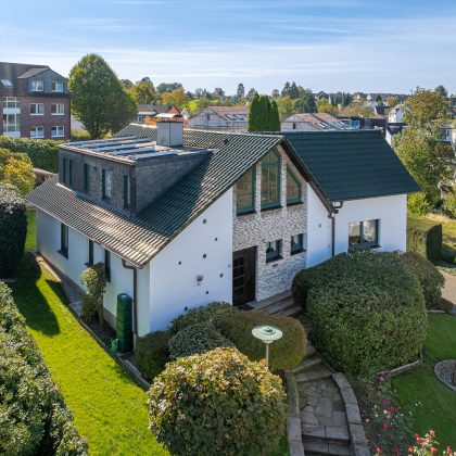 Dach mit Ziegelmodell J13v in tannengrün, einem sehr edlen Dunkelgrün, hier in der Gesamtansicht