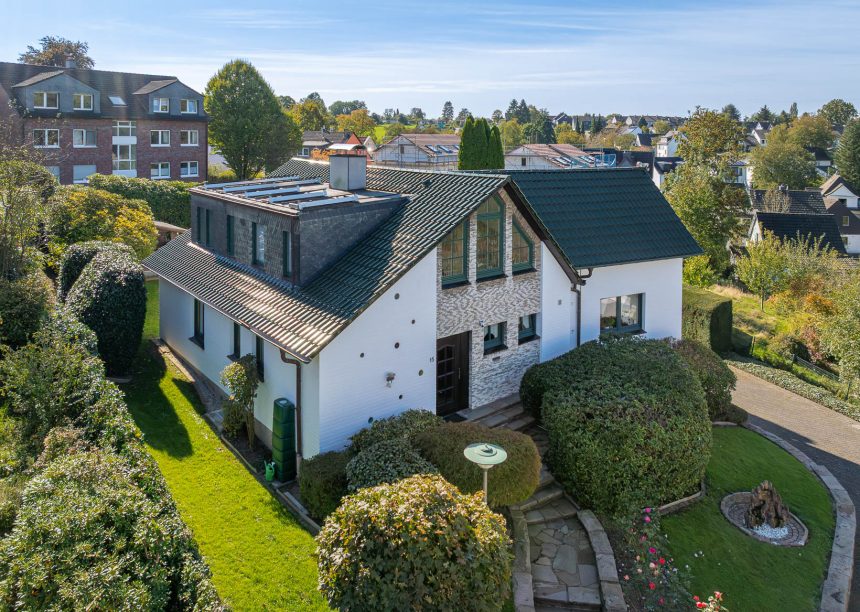 Dach mit Ziegelmodell J13v in tannengrün, einem sehr edlen Dunkelgrün, hier in der Gesamtansicht