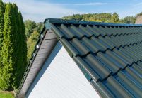 Dach mit Ziegelmodell J13v in tannengrün, einem sehr edlen Dunkelgrün, hier die Giebelansicht