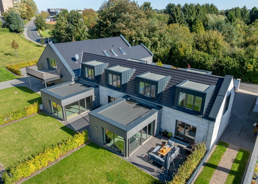 Verklinkerter Vierseitenhof mit Dachziegel, Flachziegel Stylist in samtschwarz per Drohne mit Fokus Wintergarten