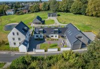 Verklinkerter Vierseitenhof mit Dachziegel, Flachziegel Stylist in samtschwarz per Drohne fotografiert