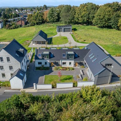 Verklinkerter Vierseitenhof mit Dachziegel, Flachziegel Stylist in samtschwarz per Drohne fotografiert