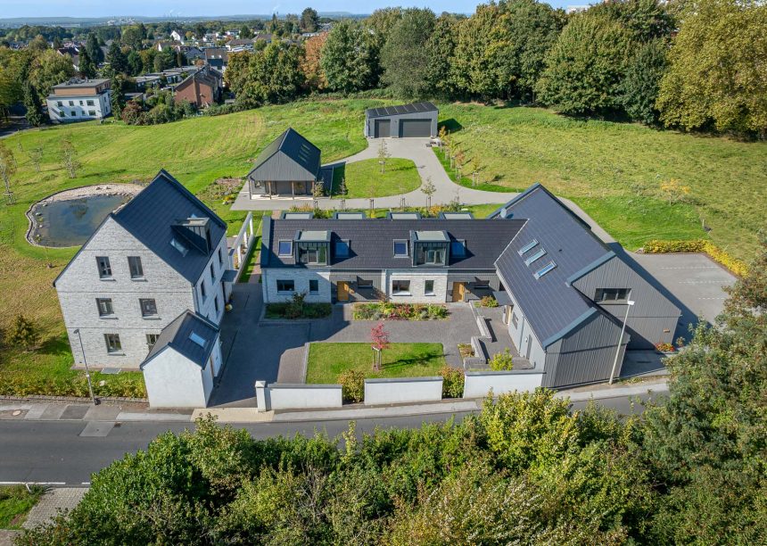 Verklinkerter Vierseitenhof mit Dachziegel, Flachziegel Stylist in samtschwarz per Drohne fotografiert