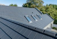 Verklinkerter Vierseitenhof mit Dachziegel, Flachziegel Stylist in samtschwarz, mit Firstdetails aus dem Jacobi Keramischen Zubehör