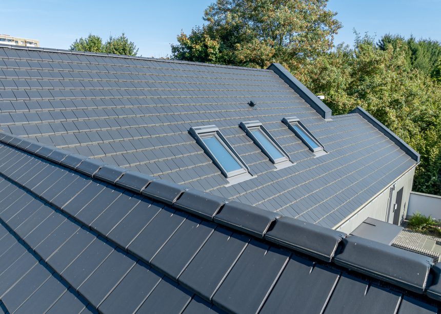 Verklinkerter Vierseitenhof mit Dachziegel, Flachziegel Stylist in samtschwarz, mit Firstdetails aus dem Jacobi Keramischen Zubehör