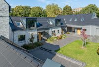 Verklinkerter Vierseitenhof mit Dachziegel, Flachziegel Stylist in samtschwarz