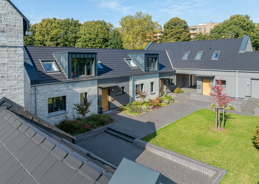 Verklinkerter Vierseitenhof mit Dachziegel, Flachziegel Stylist in samtschwarz