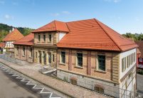 Straßenansicht von Tradition in naturrot auf saniertem Fachwerkhaus mit Sandstein und Klinkerelementen von Zipperlein Holzbau eingedeckt