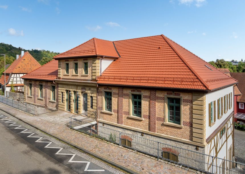 Straßenansicht von Tradition in naturrot auf saniertem Fachwerkhaus mit Sandstein und Klinkerelementen von Zipperlein Holzbau eingedeckt