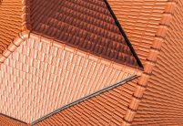 Tradition in naturrot auf saniertem Fachwerkhaus von Zipperlein Holzbau hier Details von First, Kehle, Grat und Walmkappe per Drohne