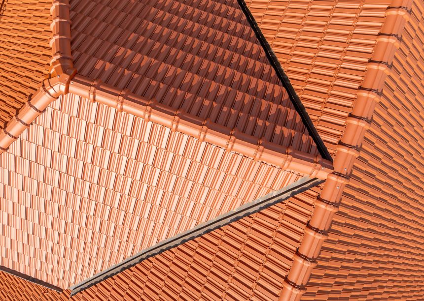 Tradition in naturrot auf saniertem Fachwerkhaus von Zipperlein Holzbau hier Details von First, Kehle, Grat und Walmkappe per Drohne