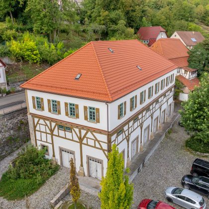 Tradition in naturrot auf saniertem Fachwerkhaus von Zipperlein Holzbau hier in der Gesamtansicht per Drohne
