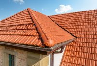 Tradition in naturrot auf saniertem Fachwerkhaus von Zipperlein Holzbau. Hier im Fokus der Gratanfänger aus dem Keramischen Zubehör