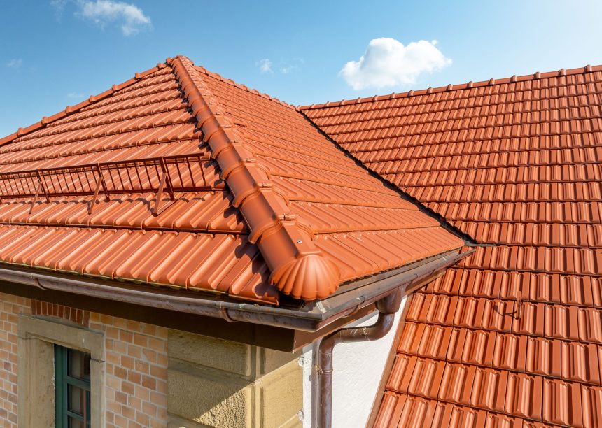Tradition in naturrot auf saniertem Fachwerkhaus von Zipperlein Holzbau. Hier im Fokus der Gratanfänger aus dem Keramischen Zubehör