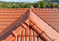 Tradition in naturrot auf saniertem Fachwerkhaus von Zipperlein Holzbau. Hier im Fokus die 3-achsige Walmkappe zur Firstreihe Tradition aus dem Keramischen Zubehör