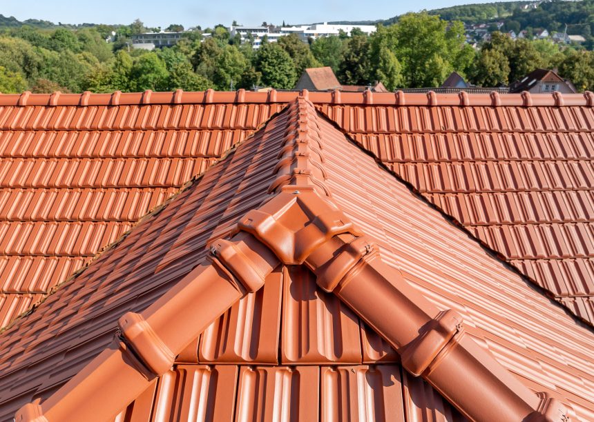 Tradition in naturrot auf saniertem Fachwerkhaus von Zipperlein Holzbau. Hier im Fokus die 3-achsige Walmkappe zur Firstreihe Tradition aus dem Keramischen Zubehör