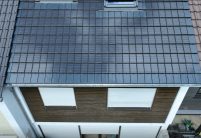 Aus der Vogelperspektive: Reihenhaus mit PV Lösung Solarziegel Stylist-PV in edelspacegrau mit Holzfassade