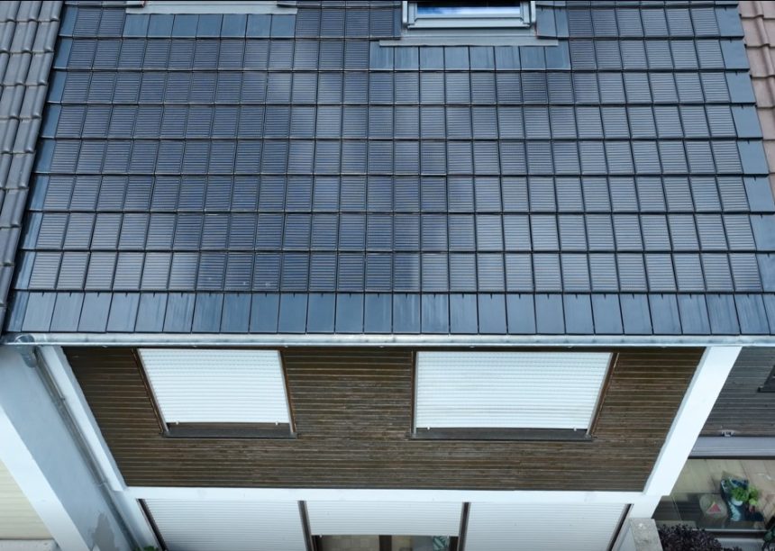Aus der Vogelperspektive: Reihenhaus mit PV Lösung Solarziegel Stylist-PV in edelspacegrau mit Holzfassade