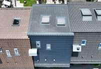 Aus der Vogelperspektive: Reihenhaus mit PV Lösung Solarziegel Stylist-PV in edelspacegrau