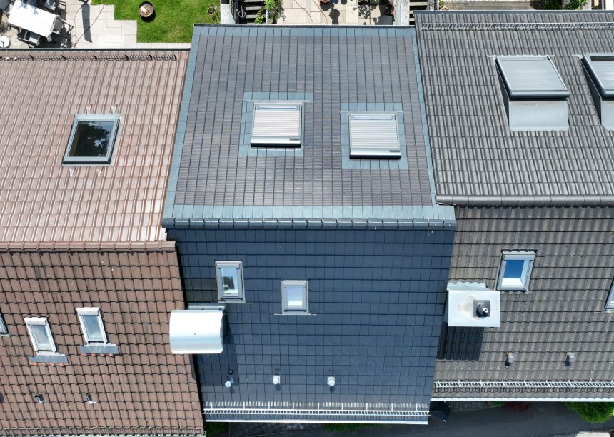 Aus der Vogelperspektive: Reihenhaus mit PV Lösung Solarziegel Stylist-PV in edelspacegrau