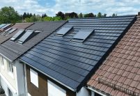 Reihenhaus mit Solarziegel Stylist- PV, die Photovoltaik-Lösung, die ohne zusätzliche Brandabstände eindeckbar ist. Hier in der schrägen Dachansicht