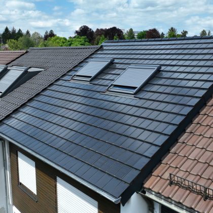Reihenhaus mit Solarziegel Stylist- PV, die Photovoltaik-Lösung, die ohne zusätzliche Brandabstände eindeckbar ist. Hier in der schrägen Dachansicht