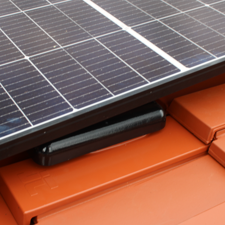 Eingedeckter Sanitärlüfter PV auf einem J160-Dach