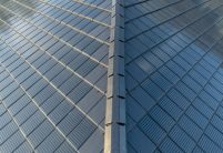 Öffentliches Gebäude mit PV Lösung von Jacobi: Solarziegel Stylist PF mit Flachziegel Stylist in samtschwarz mit Details vom Grat