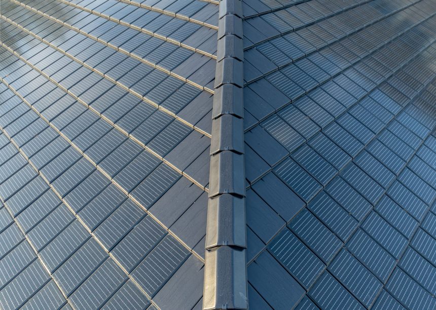 Öffentliches Gebäude mit PV Lösung von Jacobi: Solarziegel Stylist PF mit Flachziegel Stylist in samtschwarz mit Details vom Grat