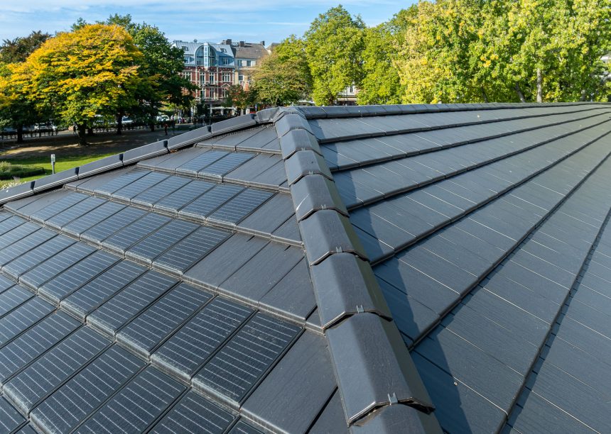 Öffentliches Gebäude mit PV Lösung von Jacobi: Solarziegel Stylist PF mit Flachziegel Stylist in samtschwarz mit Details vom First Stylist und Firstklammer