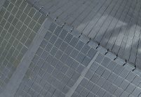 Öffentliches Gebäude mit PV Lösung von Jacobi: Solarziegel Stylist PF mit Flachziegel Stylist in samtschwarz mit Details vom First Stylist